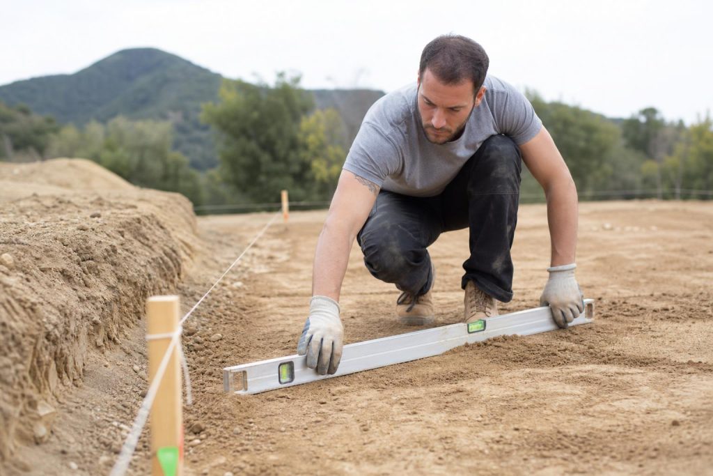 découvrez les techniques et conseils pratiques pour aplanir un terrain efficacement, que ce soit pour un jardin, une construction ou un aménagement paysager.
