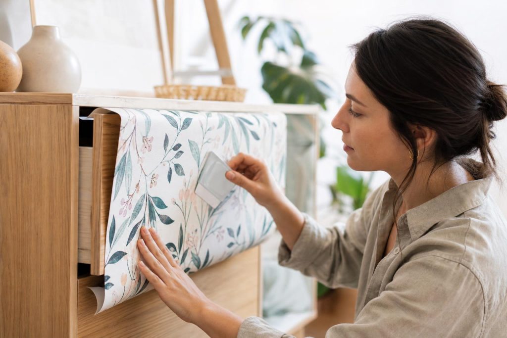 découvrez comment relooker vos meubles facilement avec du papier peint pour leur donner une nouvelle vie et un style unique en quelques étapes simples.