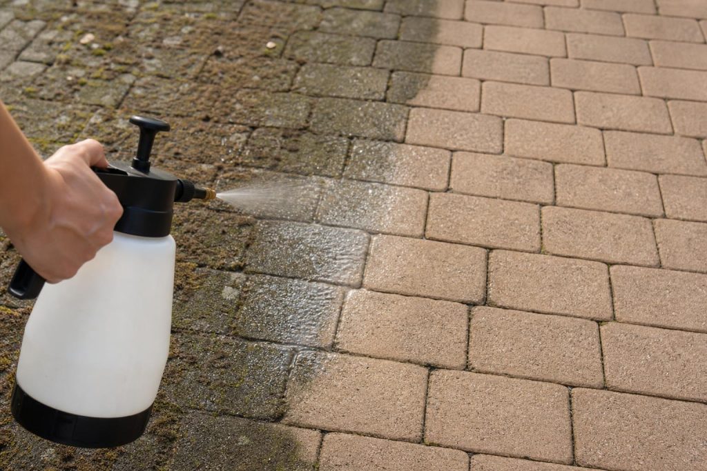découvrez comment choisir le nettoyant idéal pour pavés autobloquants afin d'assurer un nettoyage efficace et préserver la beauté de vos surfaces extérieures.