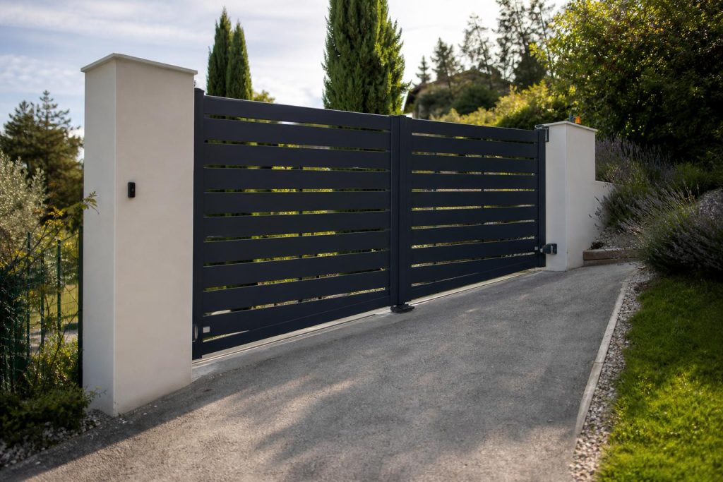 découvrez les meilleures solutions pour une installation optimale de votre portail en pente, alliant sécurité, praticité et esthétique.